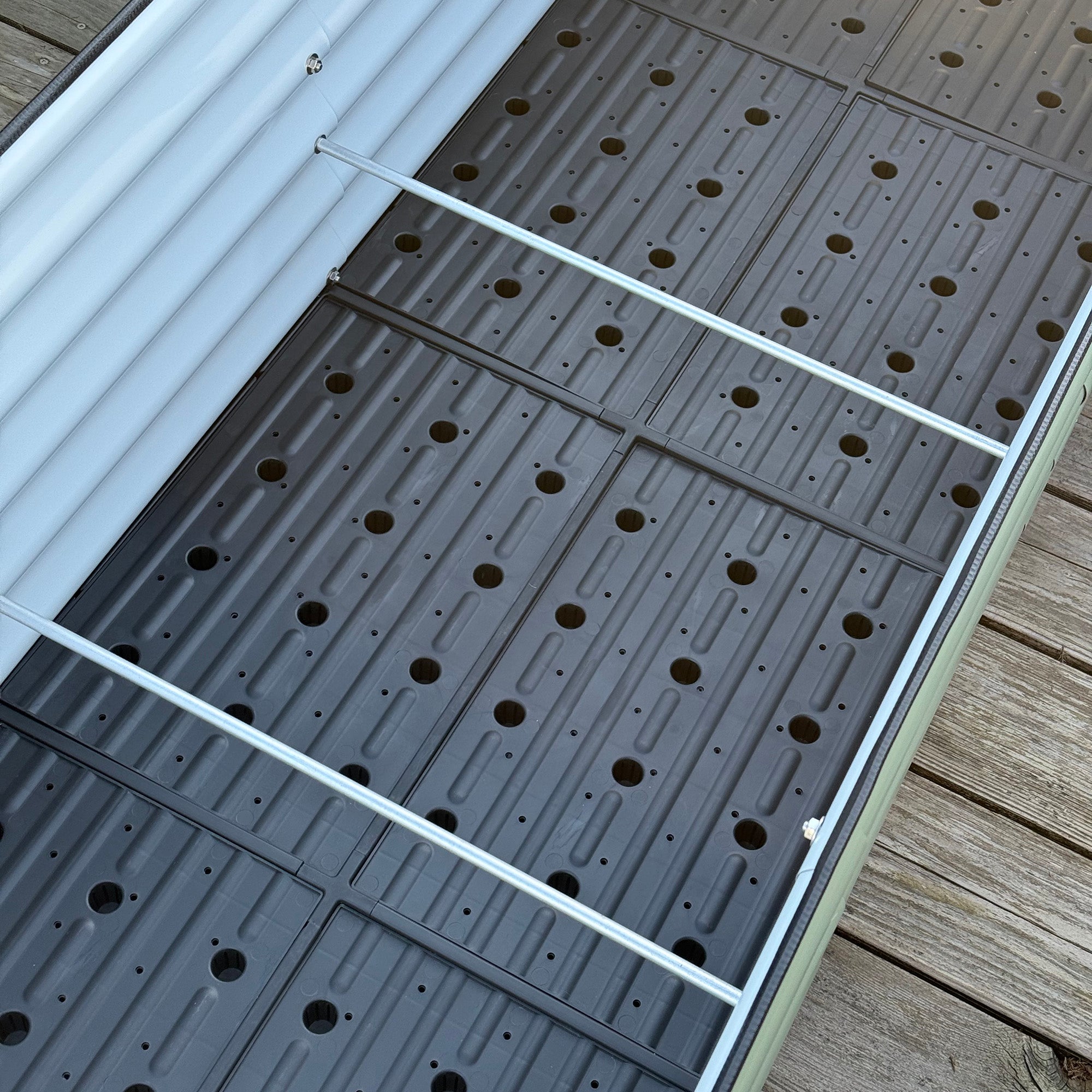 Self-watering cell system water reservoir layer detail