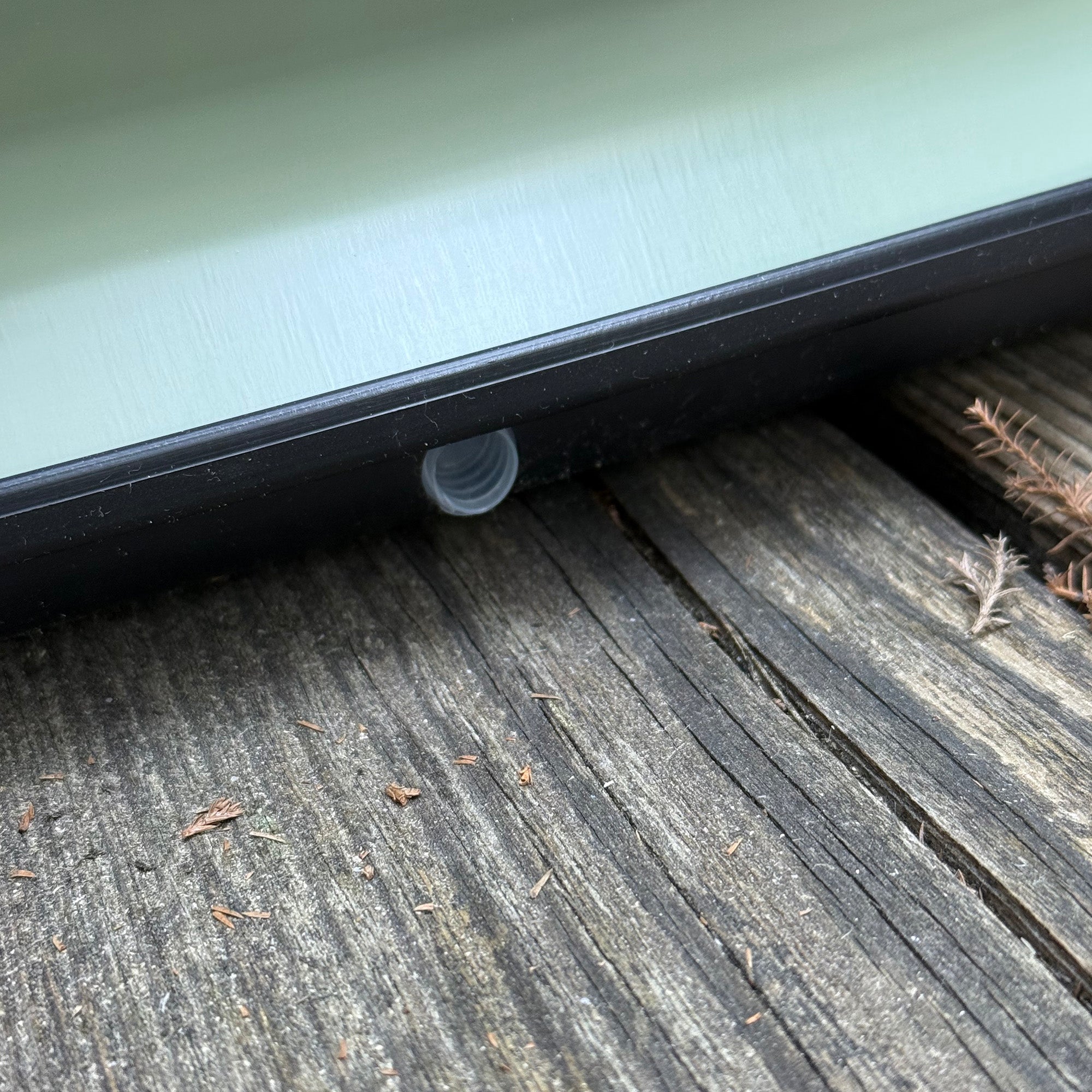 Self-watering system capillary wicking mechanism close-up